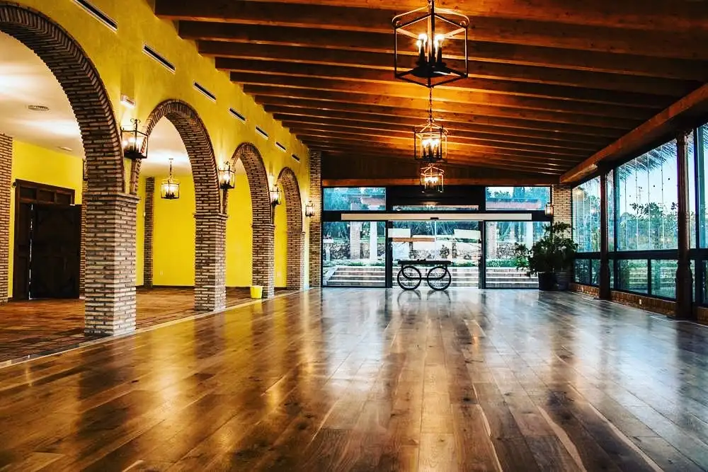 El Salón de las Golondrinas: arcos de ladrillo, techo de madera y suelo de tarima